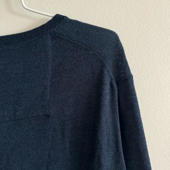 Calvin Klein V-Neck Extra Fine 100% Merino Wool Navy Blue Sweater Size Medium - Picture 13 of 14